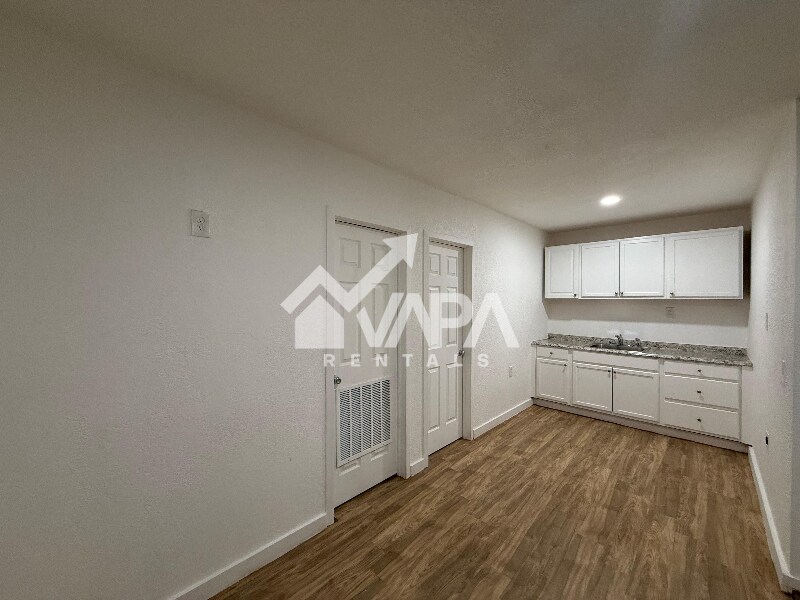 Building Photo - 5835 Freemans Farm St