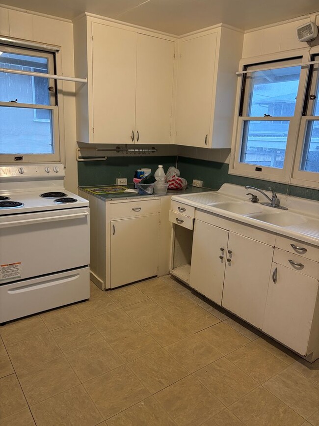 Building Photo - Nuuanu near Kuakini Hospital - 2 bdrm, 1 b...