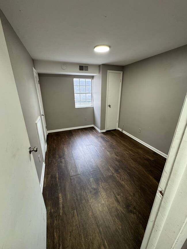 Building Photo - 542 5th Ave