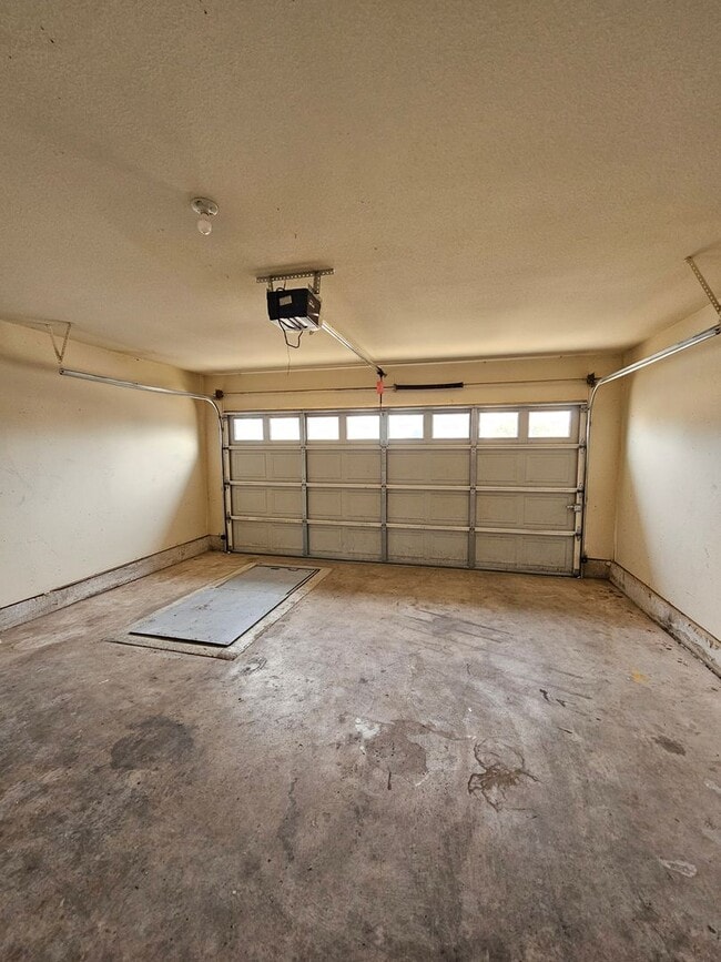 Building Photo - (4)Bed/(3)Bath in Moore w/ Shelter! Available NOW! Over 1700sqft!