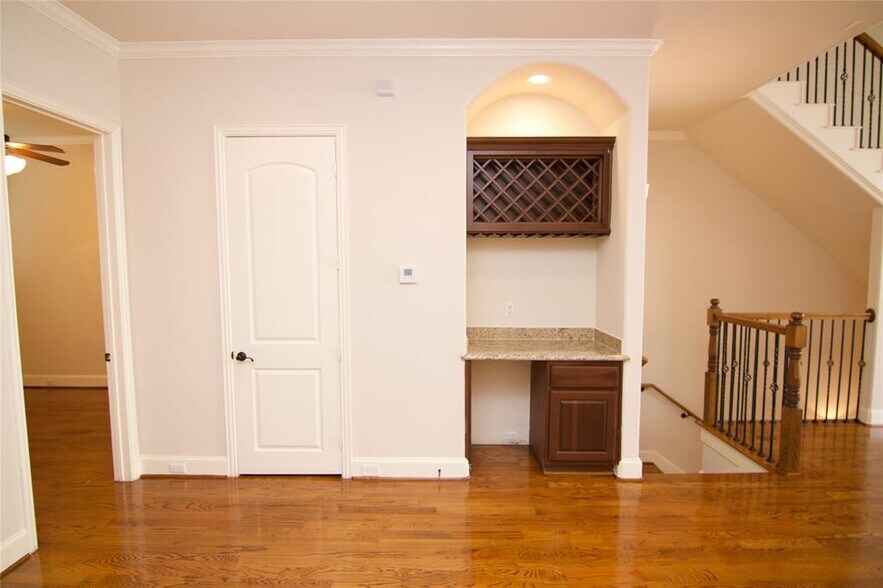 Building Photo - 6353 Richmond Ave