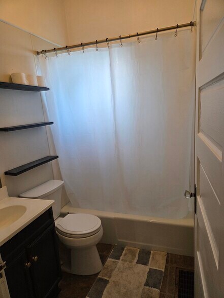 Bathroom - 905 E Holston Ave