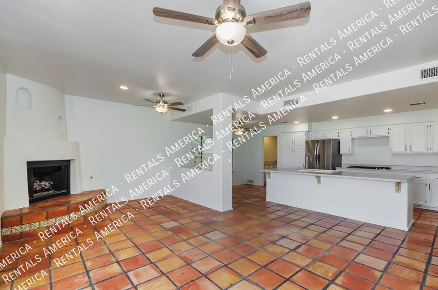 Building Photo - 1150 W Masters Cir