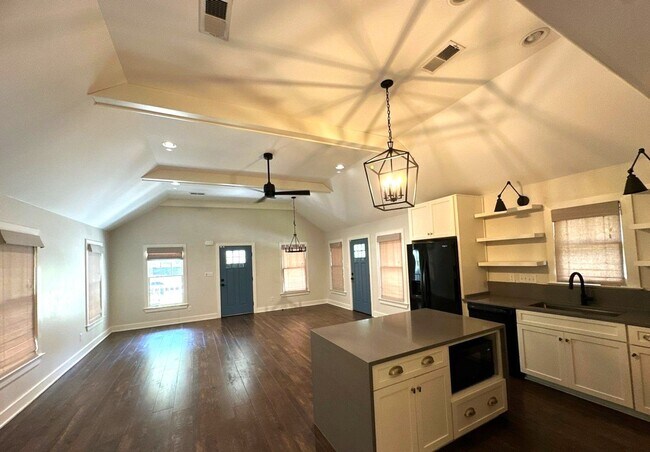 Building Photo - Gorgeous 3 Bedroom Cottage Style Home
