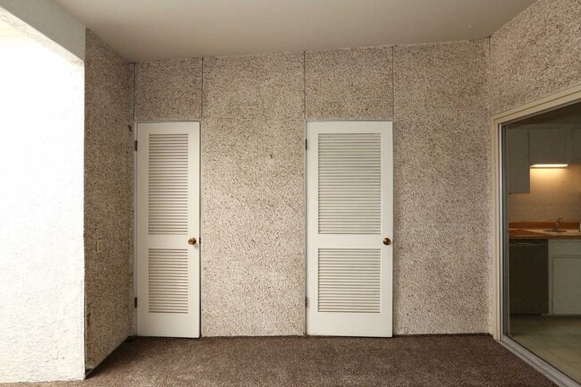 Building Photo - Wonderful, 2nd floor Condo Centrally Located in Phoenix.  Available November 1st!!!  Resort like ...