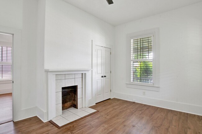 Building Photo - 916 E Gonzalez St
