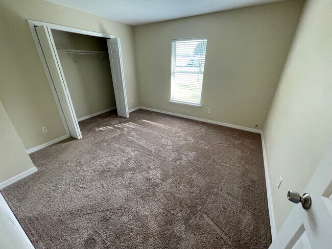 Building Photo - 3 Bed/2 Bath SFH in Silver Spring Shores! AVAILABLE NOW!