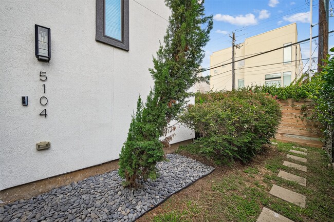 Building Photo - 5104 Lillian St