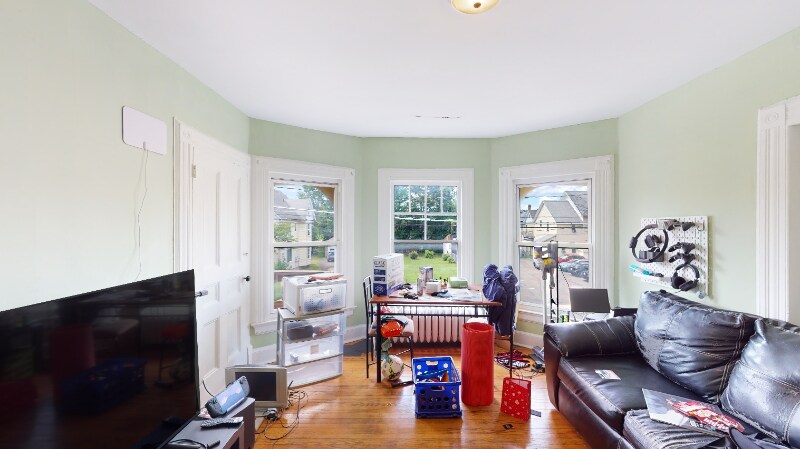 Building Photo - 146 Beethoven St