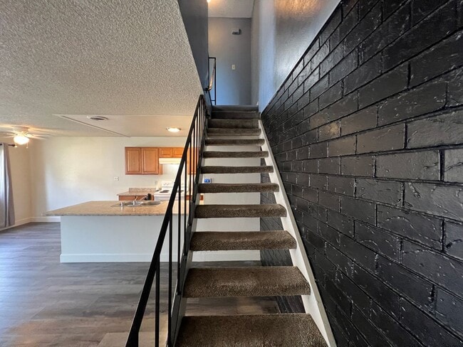 Building Photo - 2-bedroom condo near shopping & restaurants!