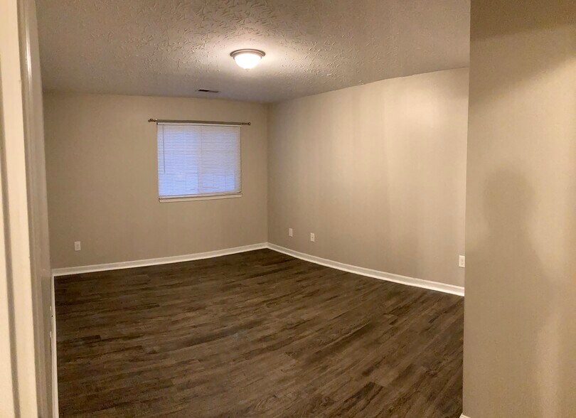 Master bedroom - 636 Friars Ln