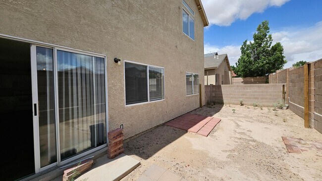 Building Photo - 5 Bed 3 Bath