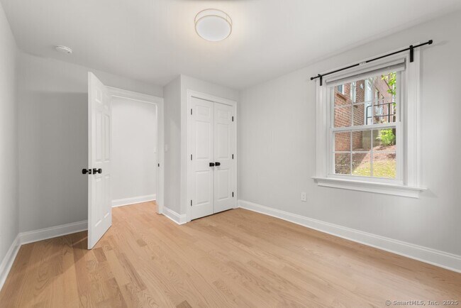 Building Photo - 10 Clarmore Dr