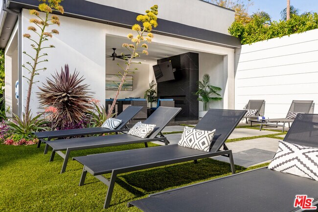 Building Photo - 6201 Lindenhurst Ave