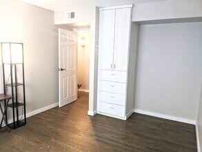 Building Photo - Roommate for Private Primary Suite in Grea...