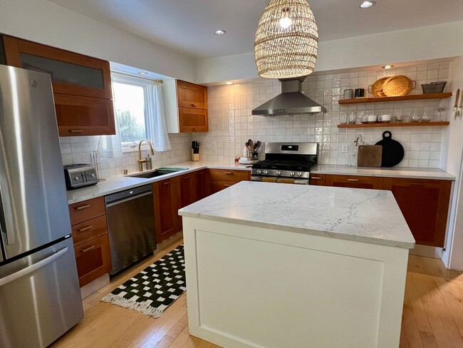 Building Photo - Available in July! Pet Friendly Fully Furn...