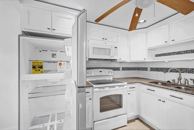 Building Photo - 2049 Hythe A