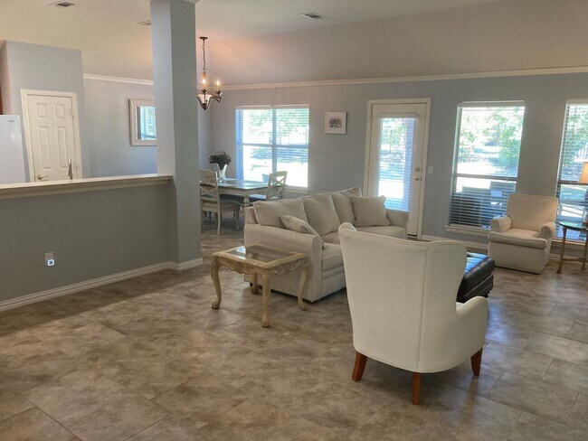 Building Photo - 2 Bedroom - 2 Bath in Robson Ranch