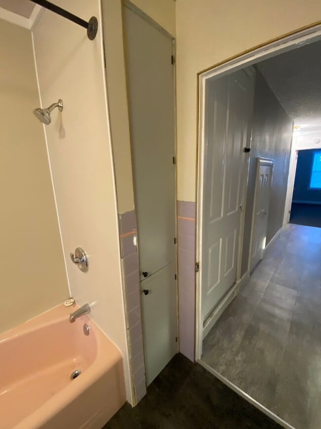 Building Photo - 3 Bdrm, 1.5 Bath