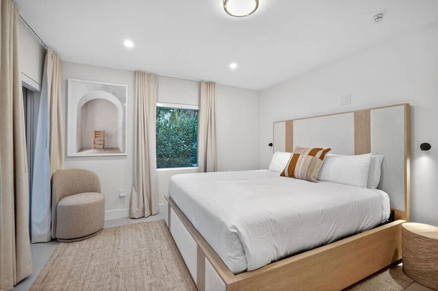 Building Photo - 8109 Harding Ave