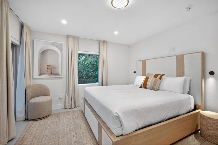 Building Photo - 8111 Harding Ave