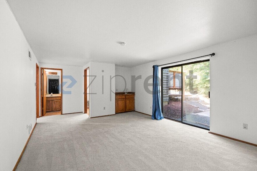 Building Photo - Unit