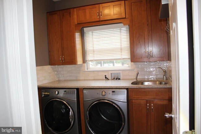 Building Photo - 176 S Patricia Dr