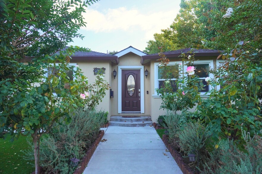 Primary Photo - 914 Alberni St