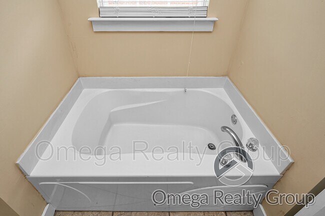 Building Photo - 252 Chesser Park Dr