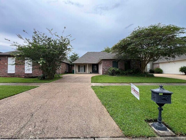 Building Photo - Beautiful 3 Bedroom Home in Established Zachary Neighborhood!
