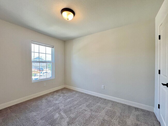 Building Photo - Spacious Townhome with a Private Backyard & No Rear Neighbors!