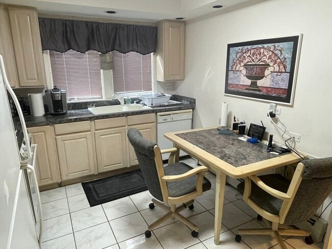 Building Photo - 136 Russell St