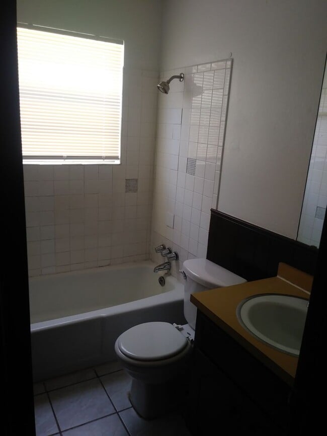 Building Photo - 3 Bed, 1 Bath, 2 Car Garage