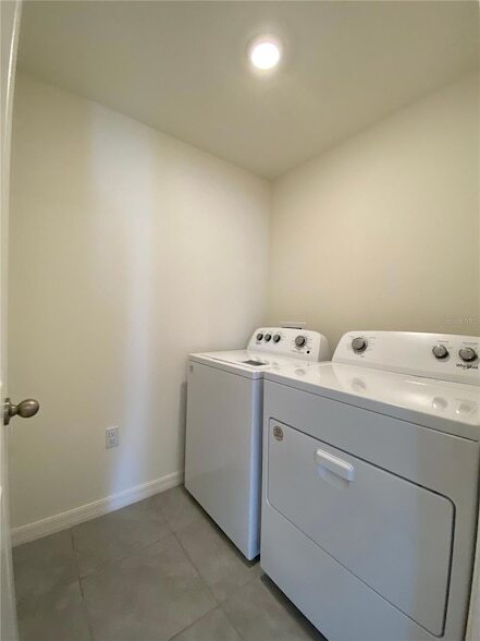 Building Photo - 661 W Twisted Oaks Dr