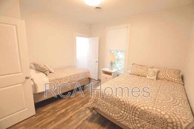 Building Photo - 1112 Pleasant St