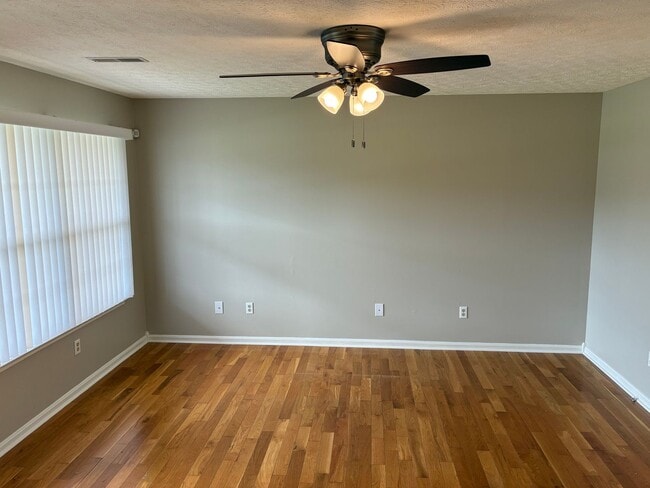 Building Photo - **NEW PRICE**   **New Paint**   **New Carpet**  Ready for YOU!!