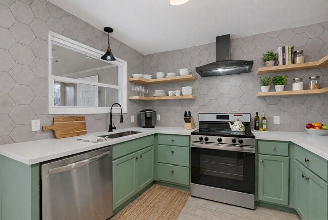 Building Photo - Chic, Bright, and Inviting - Welcome to Lark!