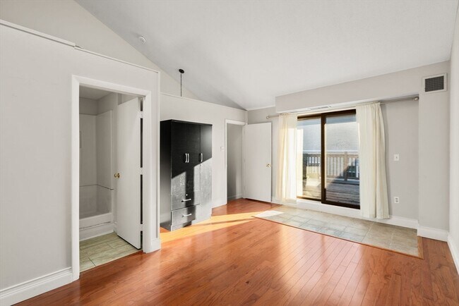 Building Photo - 286 Fenno St