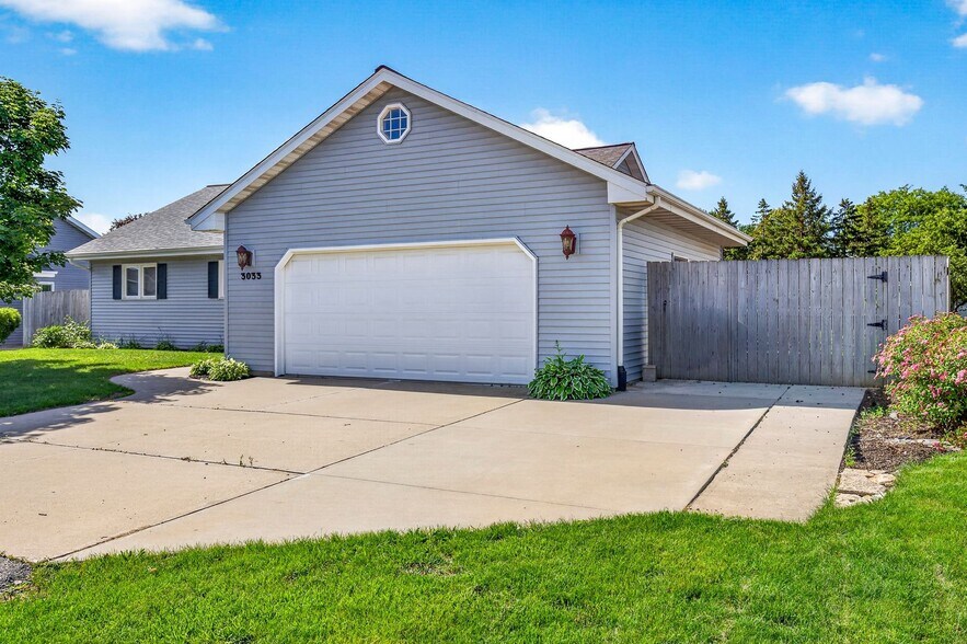 Building Photo - 3033 W Hiawatha Dr