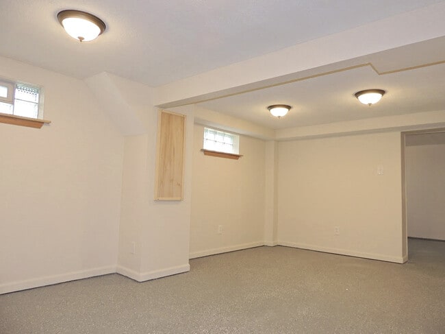 Building Photo - 3 Bedroom Bungalow for Rent!