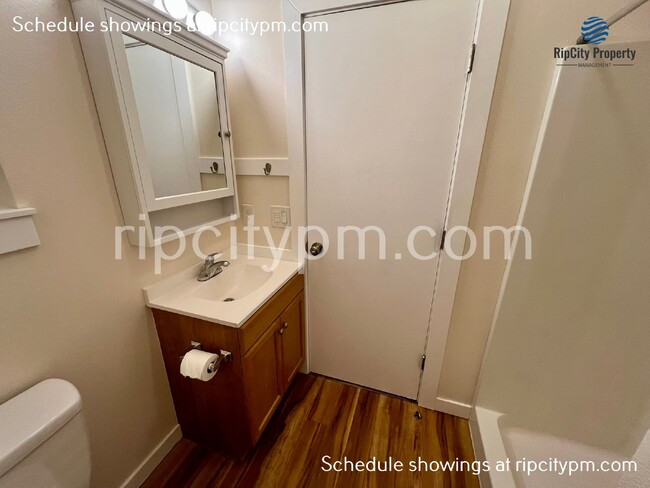 Building Photo - Free Rent! Remodeled 3-Bedroom, 2-Bath Top...