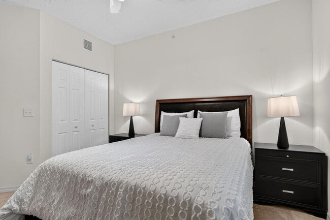 Building Photo - 3020 Alcazar Pl