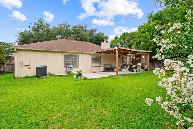 Building Photo - 3326 Lakeland Gardens Dr