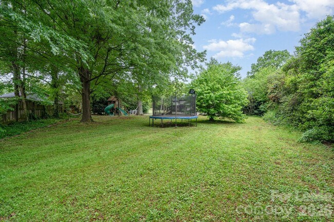 Building Photo - 1005 Home Trail