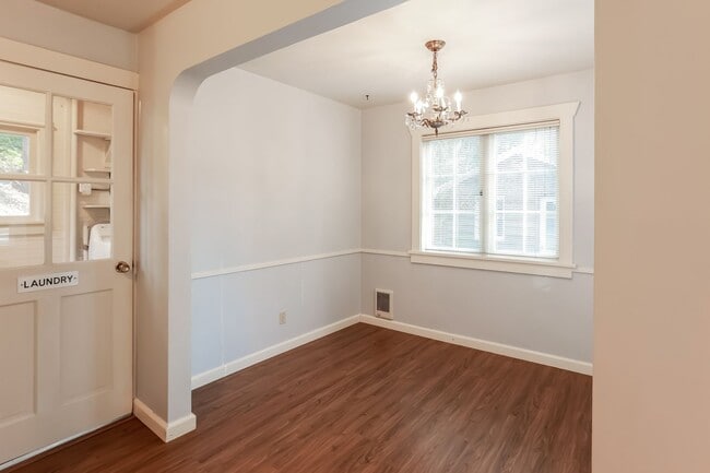 Building Photo - Charming 2 bed, 1 bath beautiful fir hardwood floors minutes to everything.