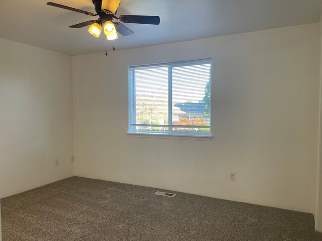 Building Photo - Nice 3 Bedroom 2 Bathroom Downstairs Apart...