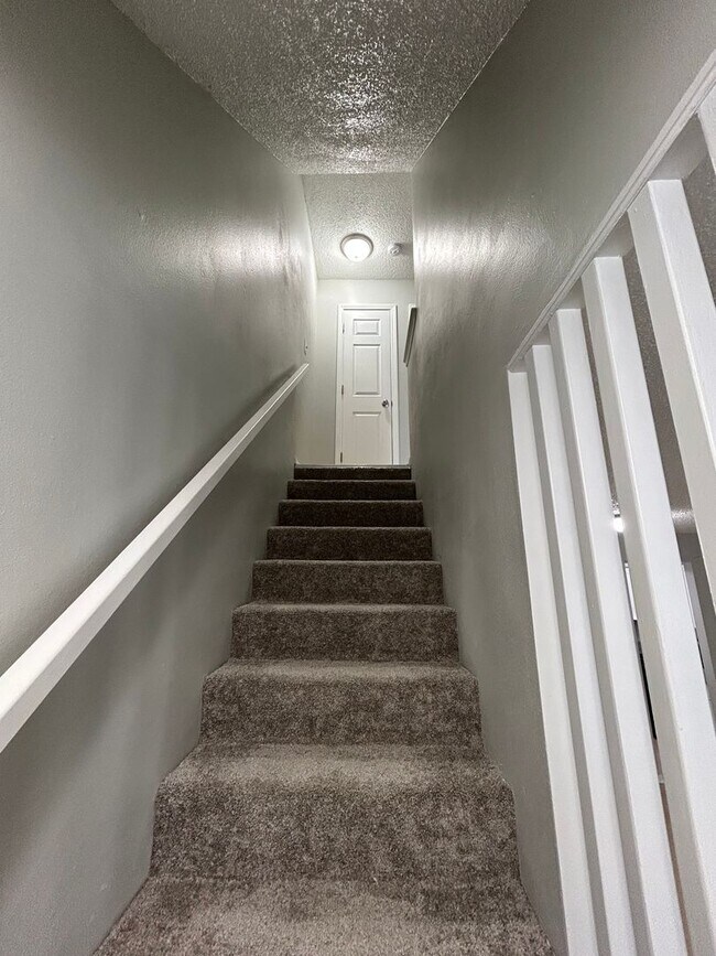 Building Photo - Modern 3-Bed, 2.5-Bath Apartment with Granite Kitchen & New Appliances!