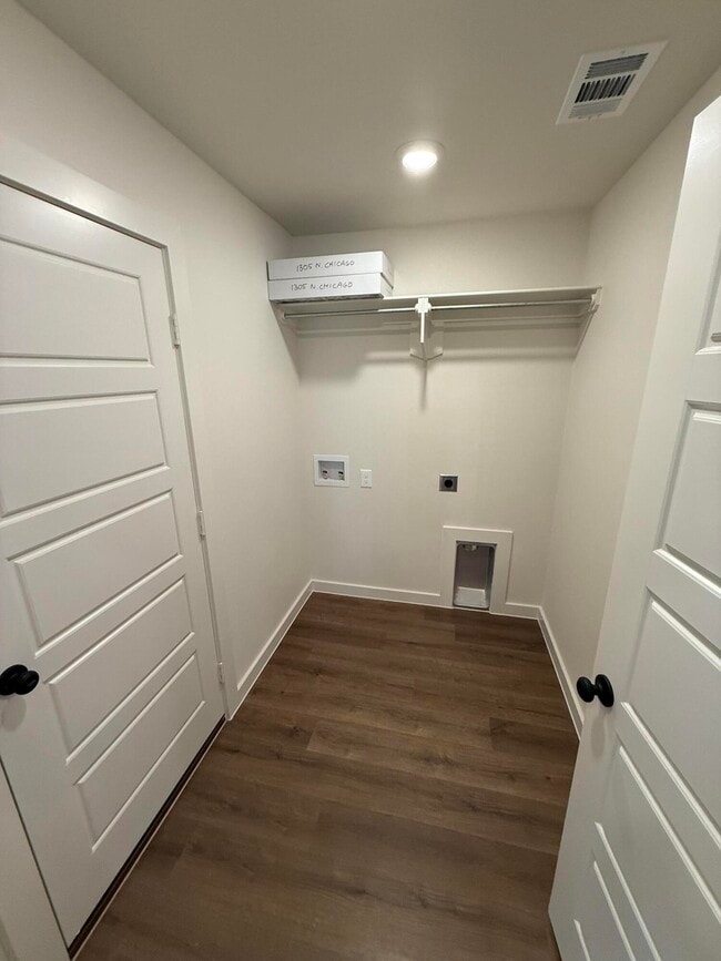 Building Photo - 1305 N Chicago Ave