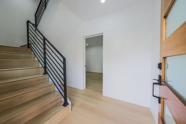 Building Photo - 1237 N Orange Dr