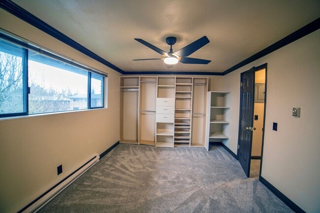 Building Photo - Quiet Top Floor 1 Bedroom Condo in Gated Tukwila Community